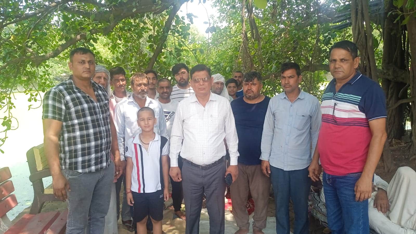 लोगों को नशे के खिलाफ जागरूक करती टीम। स्रोत : पुलिस