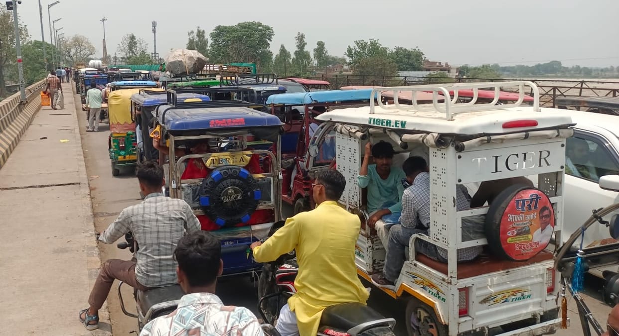 People Inconvenienced by Traffic Jam on Garra Bridge
