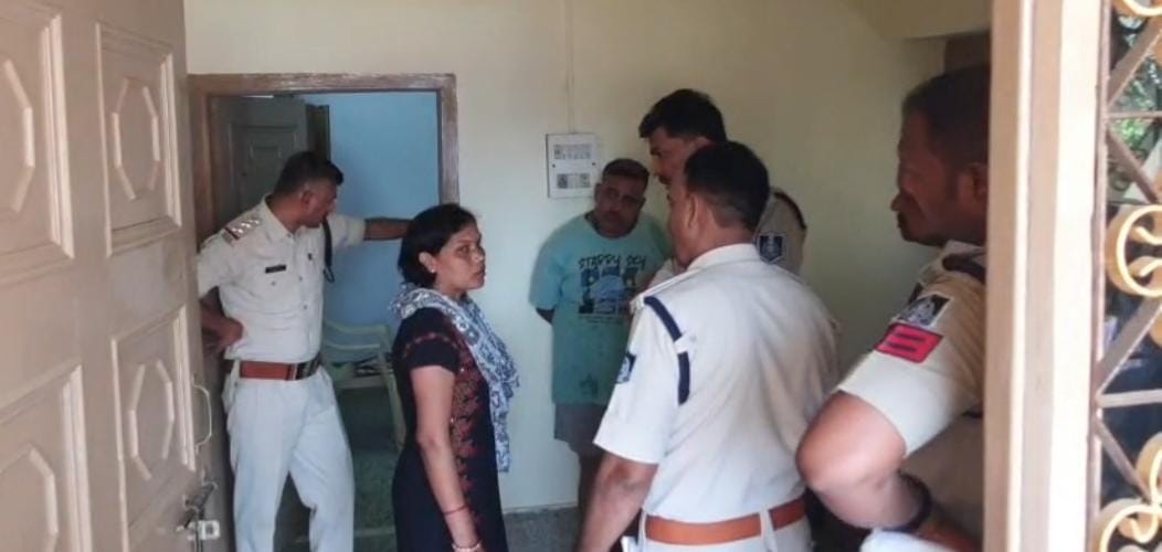 मौके पर जांच करती पुलिस।