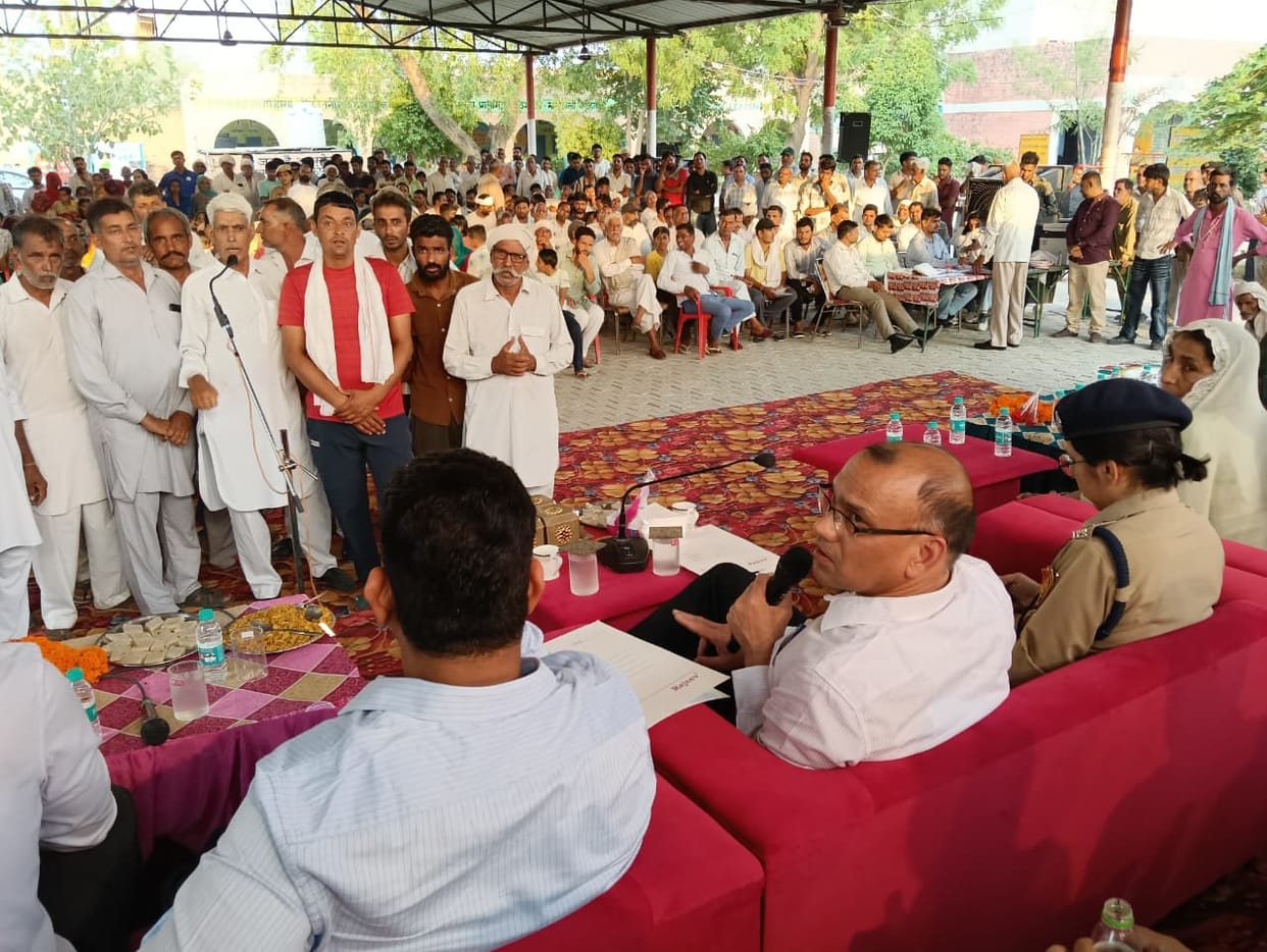 DC sir, ever since I got married and came to the village, I have never seen any cleaning being done. In the overnight stay program in the village Manawali, the DC and SP listened to the problems.
