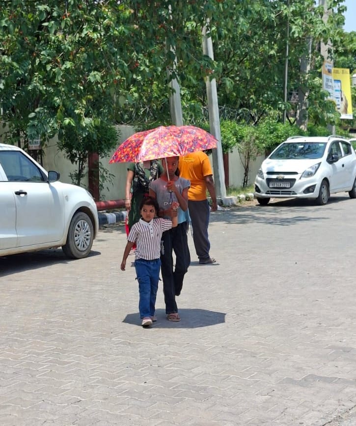 Mercury Rises Three Degrees Due to Sunshine; Humidity Causes Discomfort