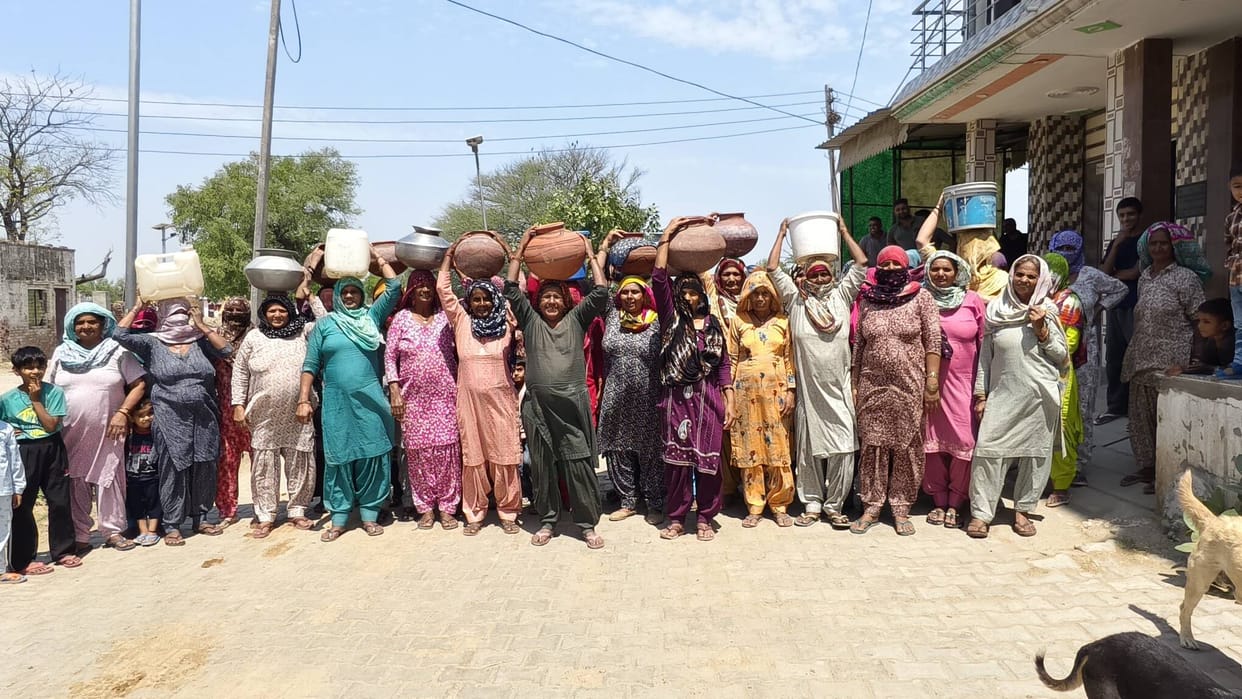 Rural women protested against the drinking water problem.
