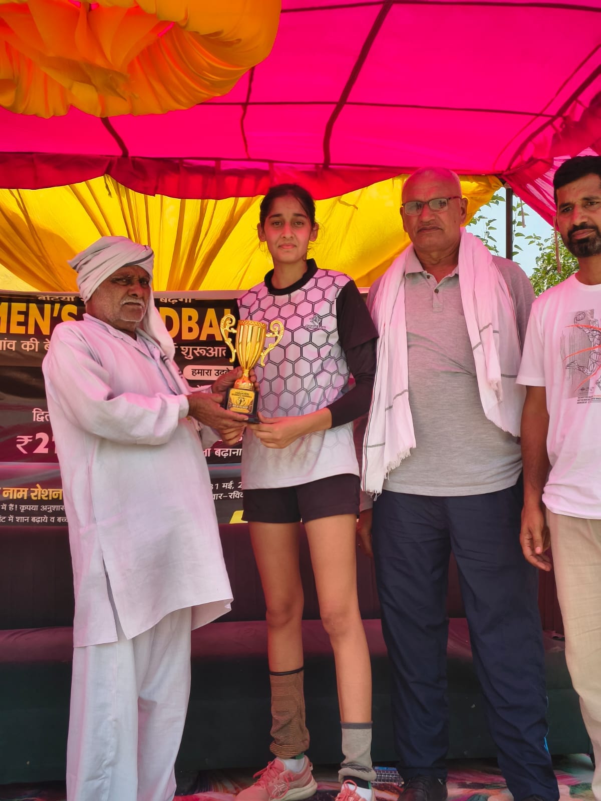 Mannat, daughter of Satrod village, became the best player in handball.