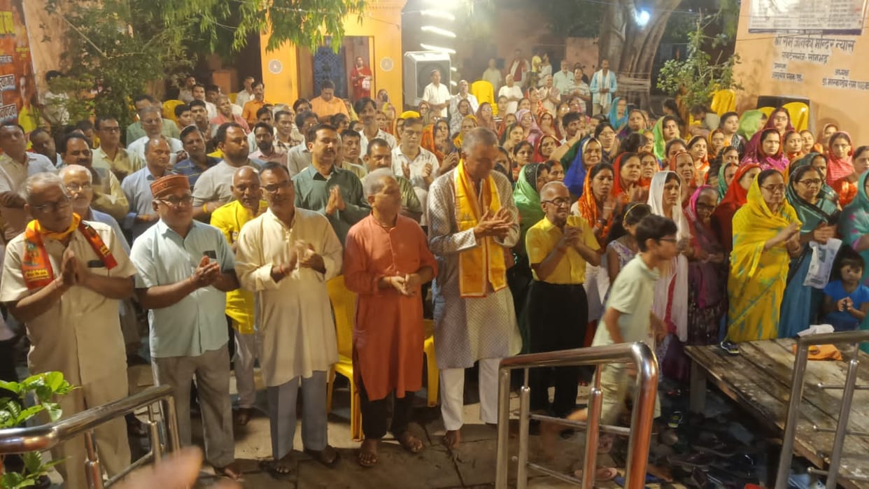 Devotees were overwhelmed with emotion upon hearing the narratives of Dhruv, Prahlad, and Gajendra Moksha.