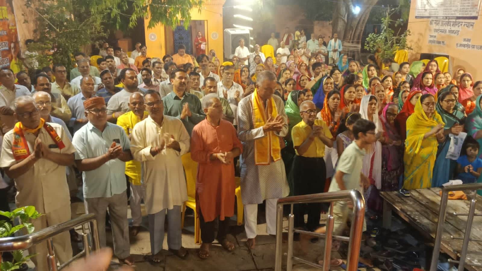 रॉबर्ट्सगंज रामजानकी मंदिर में श्रीमद्भागवत कथा में पुजन अर्चन करते श्रद्धालु। स्रोत आयोजक