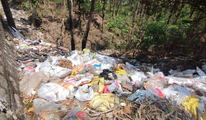 What kind of claims of cleanliness are these? Piles of garbage in the forests reveal the reality