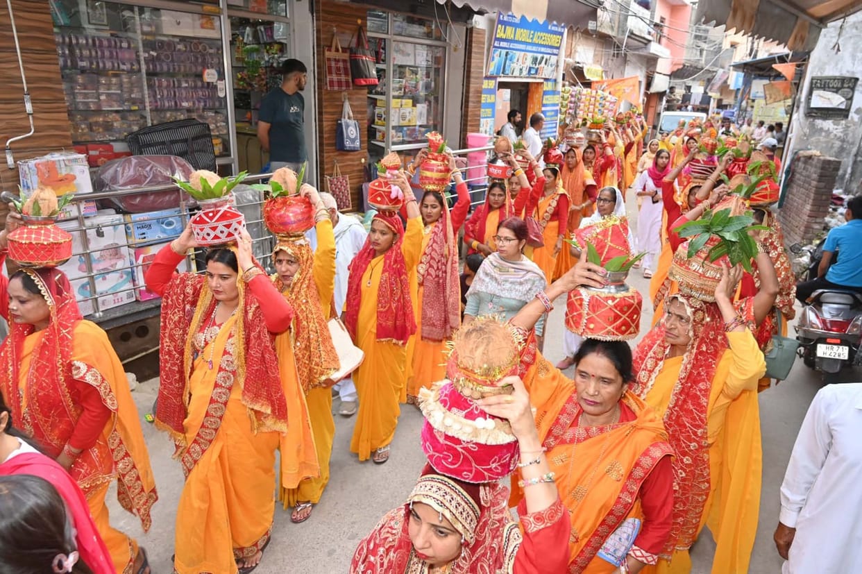 The Kalash Yatra was welcomed by showering flowers