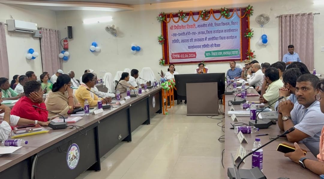 सहरसा परिसदन में बैठक करते प्रभारी मंत्री मिथिलेश तिवारी