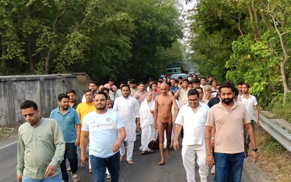Grand entry of Muni Saumya Sagar Maharaj, devotees showered flowers