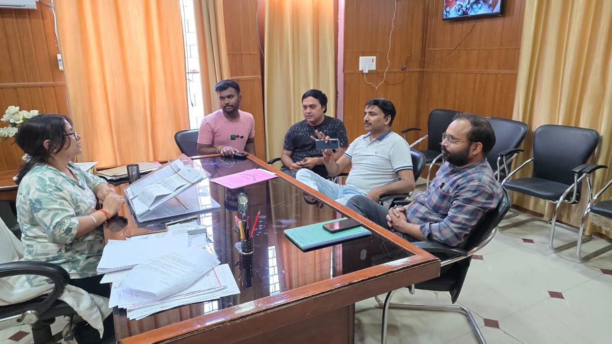 BJP workers submitted a memorandum to the EO regarding the organization of the fair.