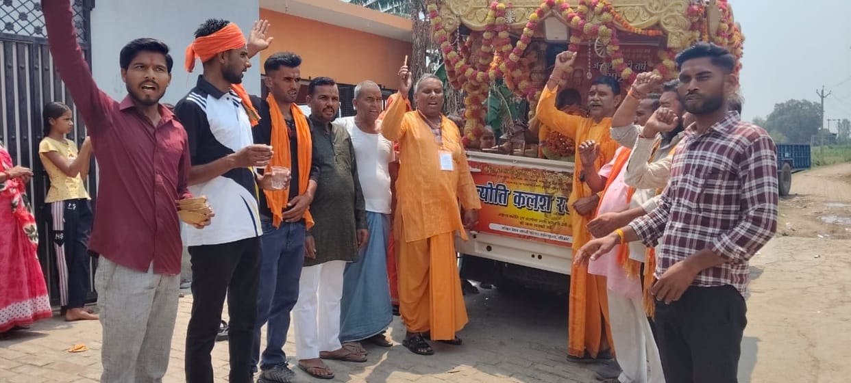 Devotees welcomed the Jyoti Kalash Rath Yatra.
