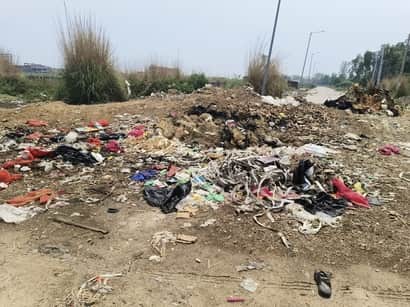 सड़क के किनारे लगा कचरे का ढेर। स्रोत : स्थानीय नागरिक