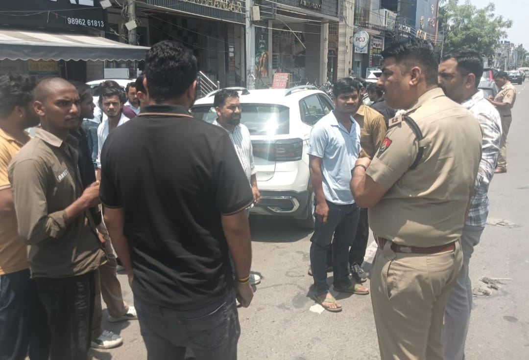 Police Hit the Streets; Encroachments Cleared from in Front of 70 Shops