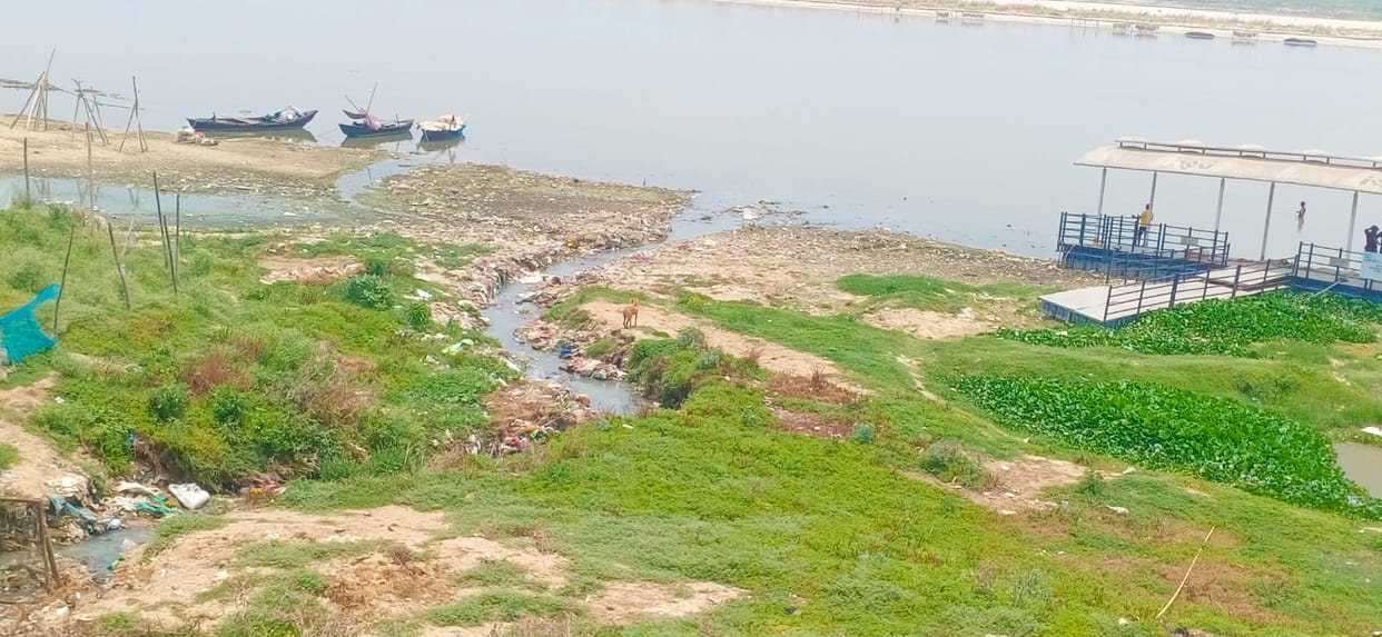 133 crore rupees spent, yet dirty water from 18 drains continues to flow into the Ganga