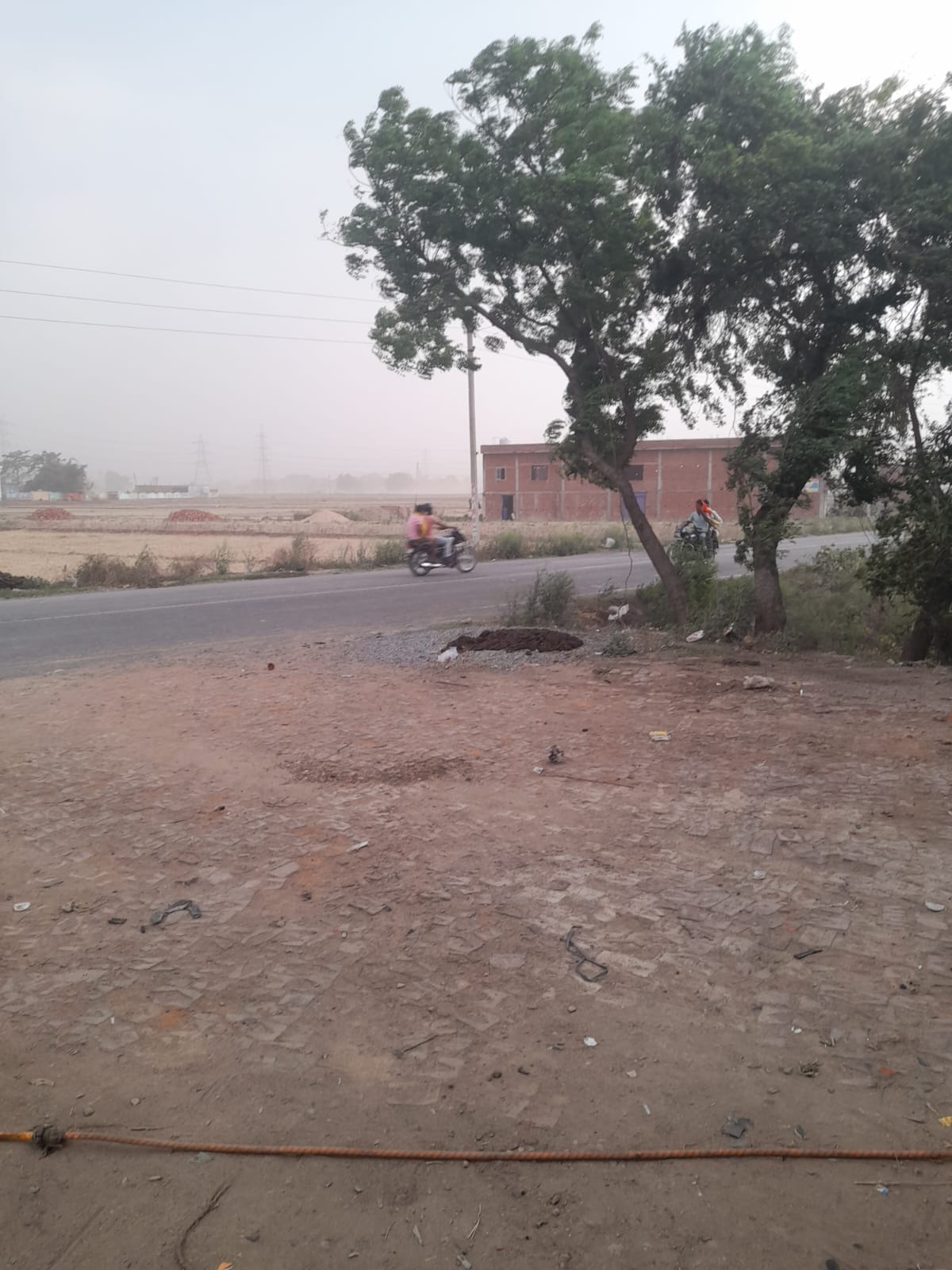 The weather changed amid strong winds, and the sun shone through the clouds, increasing humidity.