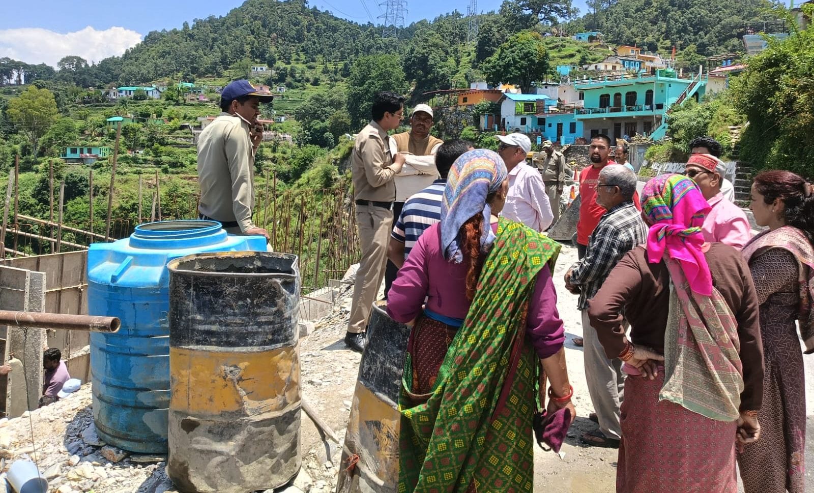 धारचूला हाईवे पर सतगढ़ में कलवर्ट खोलने की मांग पर लोनिवि के अधिकारियों का घेराव करतीं महिलाएं