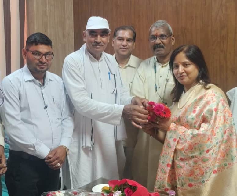 विनीता पीपल को शुभकामनाएं देते लोग। स्रोत : समाज