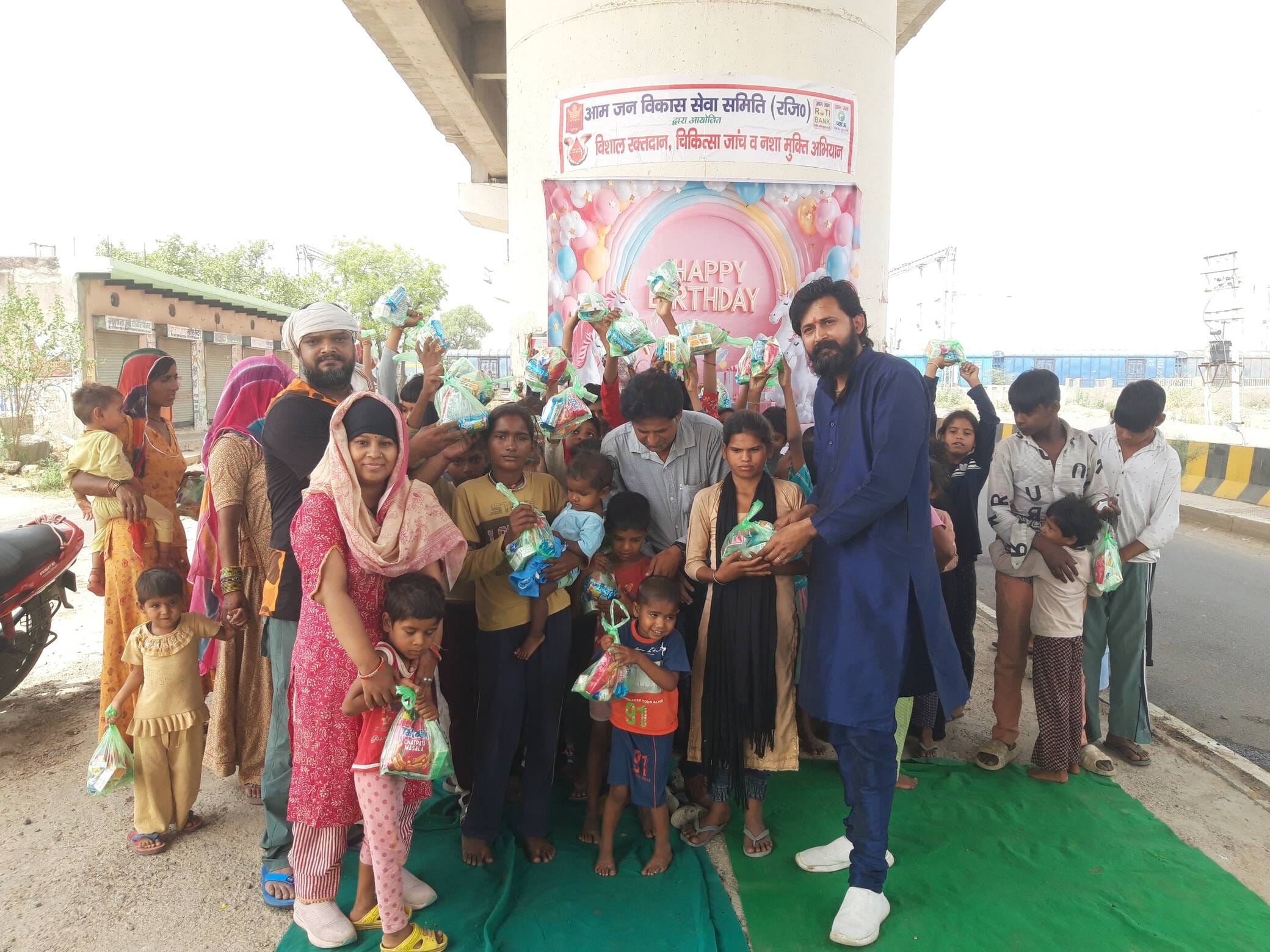 04jjrp01- झाड़ली में बच्चों में सामान वितरित करते संस्था के सदस्य। स्रोत : संस्था