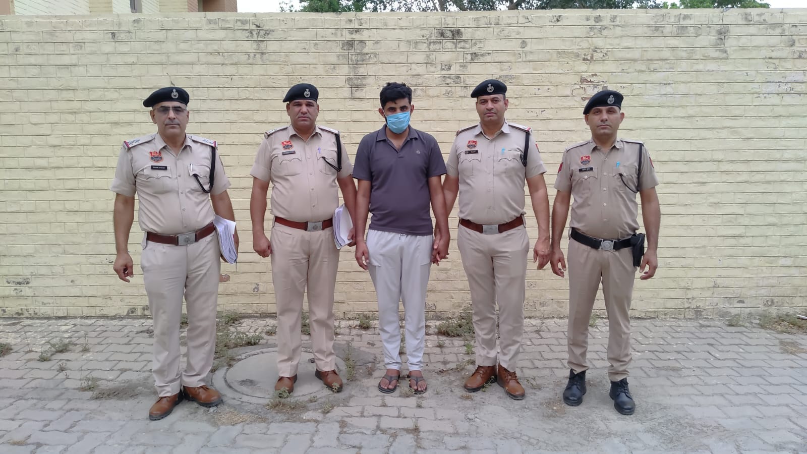 04jjrp23- पुलिस की गिरफ्त में आरोपी दिकेश। स्रोत : पुलिस