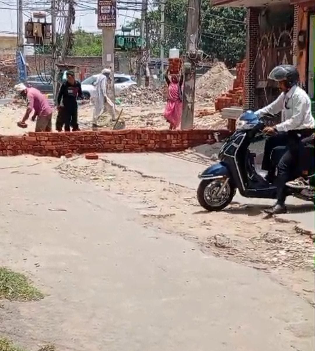 Protest against closure of 50-year-old street, people met Municipal Commissioner