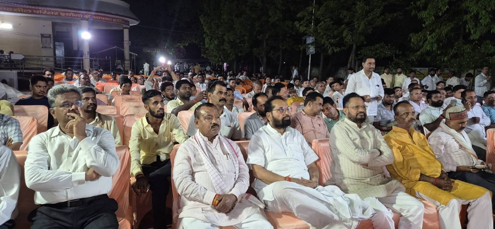 अधिवक्ता संघ द्वारा आयोजित कवि सम्मेलन में मौजूद विधायक श्रावस्ती रामफेरन पांडेय व अन्य।