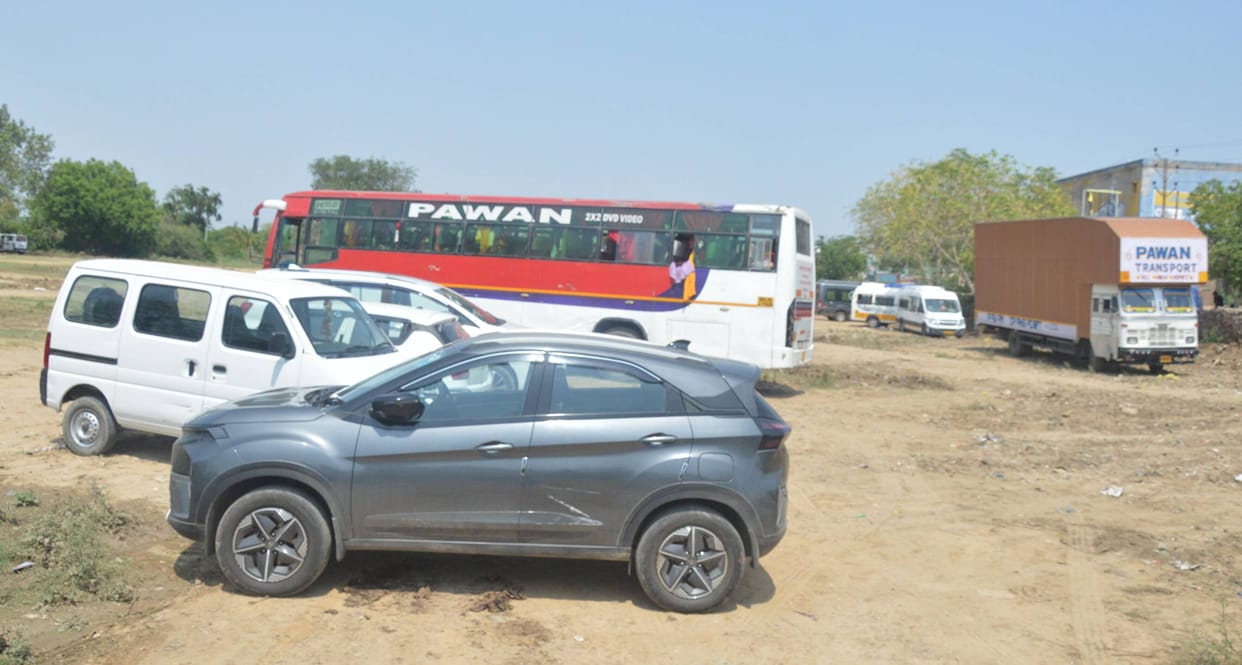 Taj's parking lot is on the ground in front of the selfie point, people struggle for benches, water, and toilets. After the closure of the Shilpgram parking lot, it has been reopened on Dhandhupura Road.