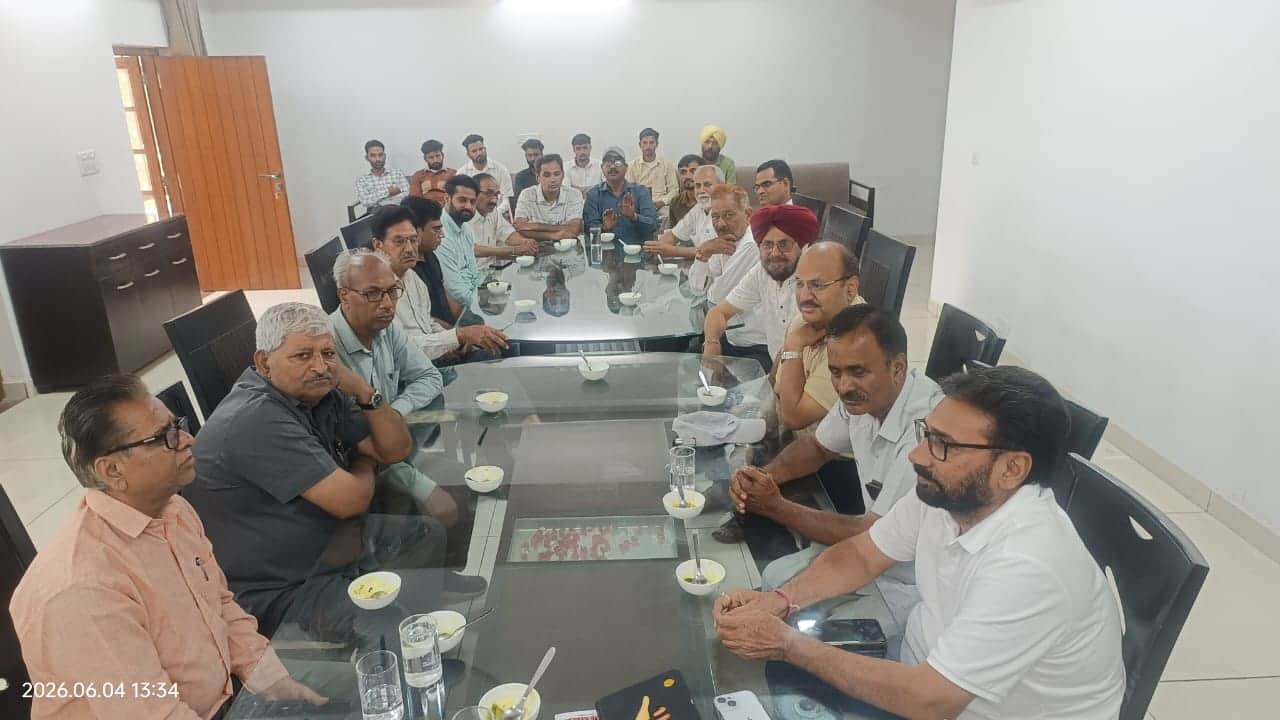 आपस में संवाद करते हुए शहर के मौजिज लोग। संवाद 