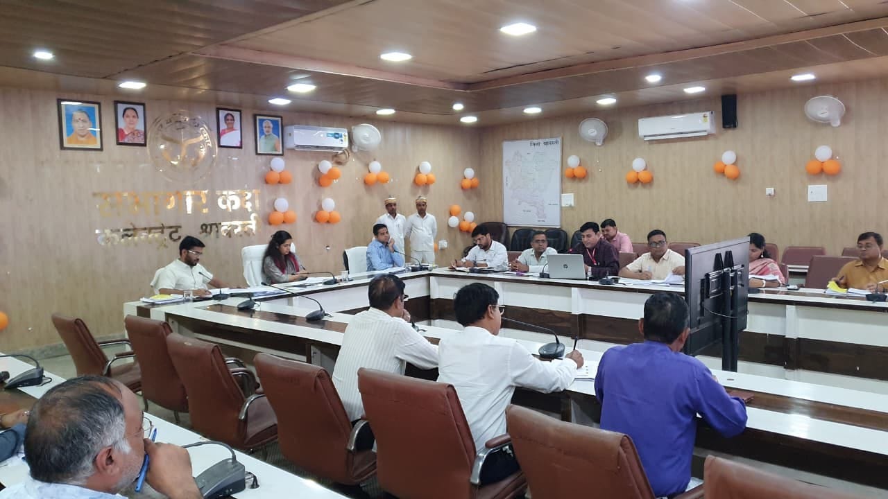 आधार कार्ड के शुल्क को लेकर कलेक्ट्रेट में अधिकारियों के साथ बैठक करती डीएम।