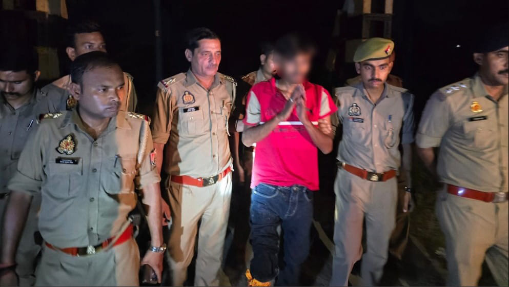 Two accused in the murder of former Pradhan's son arrested in an encounter, one was shot in the leg.