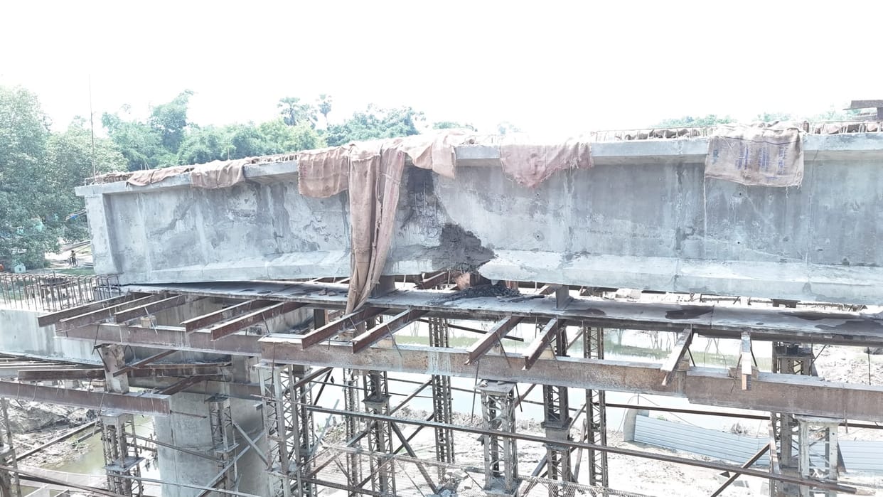 A team from Lucknow arrived to investigate the collapse of the pillars of an under-construction bridge.