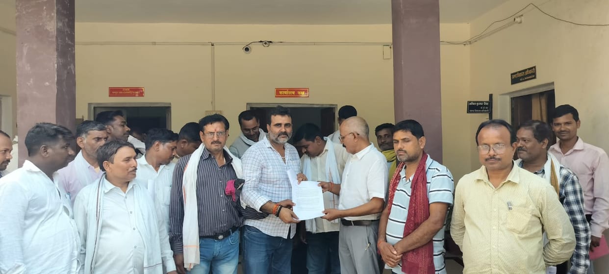 Demanded outstanding honorarium by chanting Ram Naam Sankirtan and reciting Hanuman Chalisa