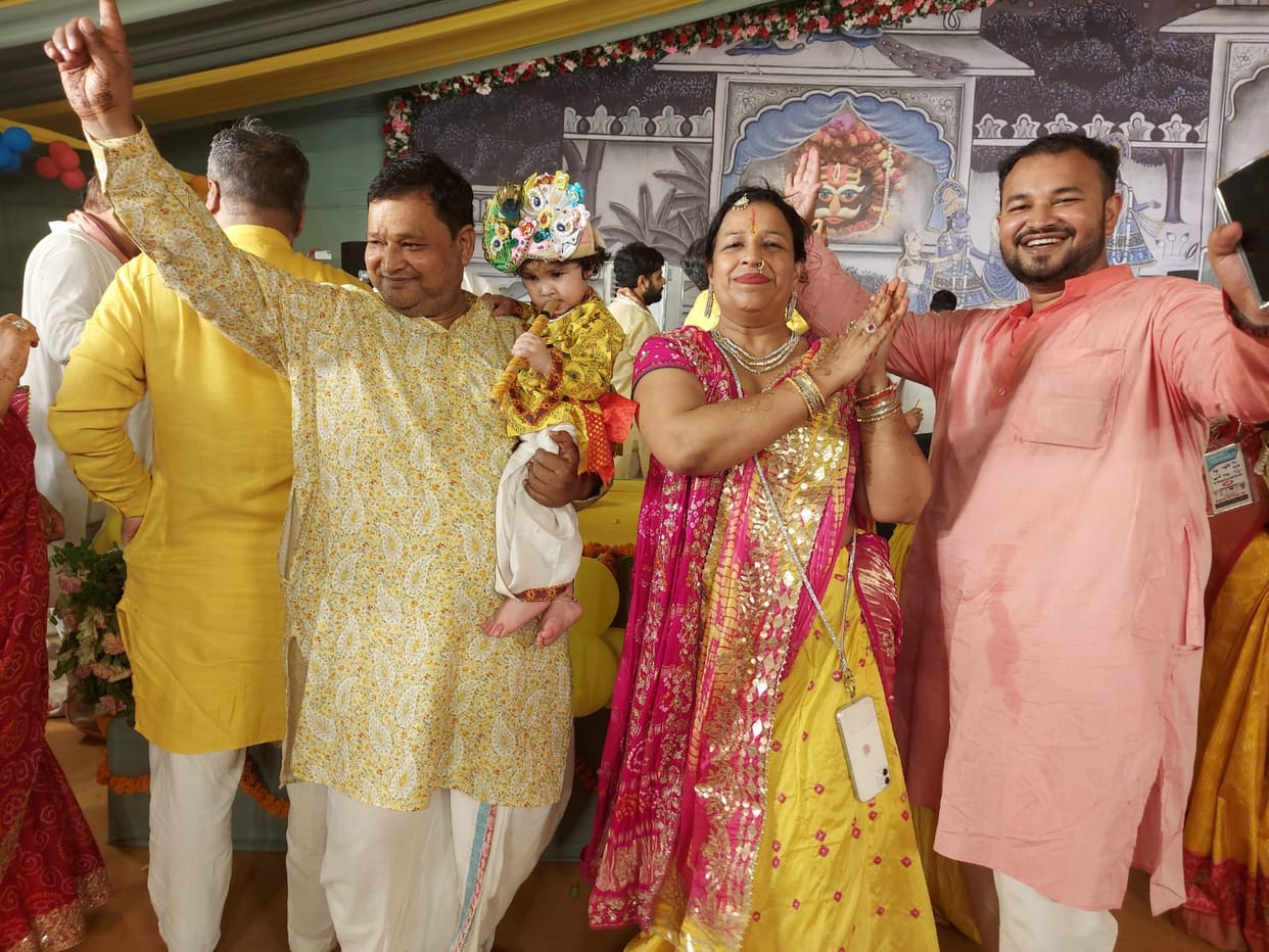 Braj Mandal became Balkeshwar, a wave of devotion surged on the occasion of Shri Krishna Janmotsav, by making a gesture she called out, devotees kept dancing on the girl of Barsana.