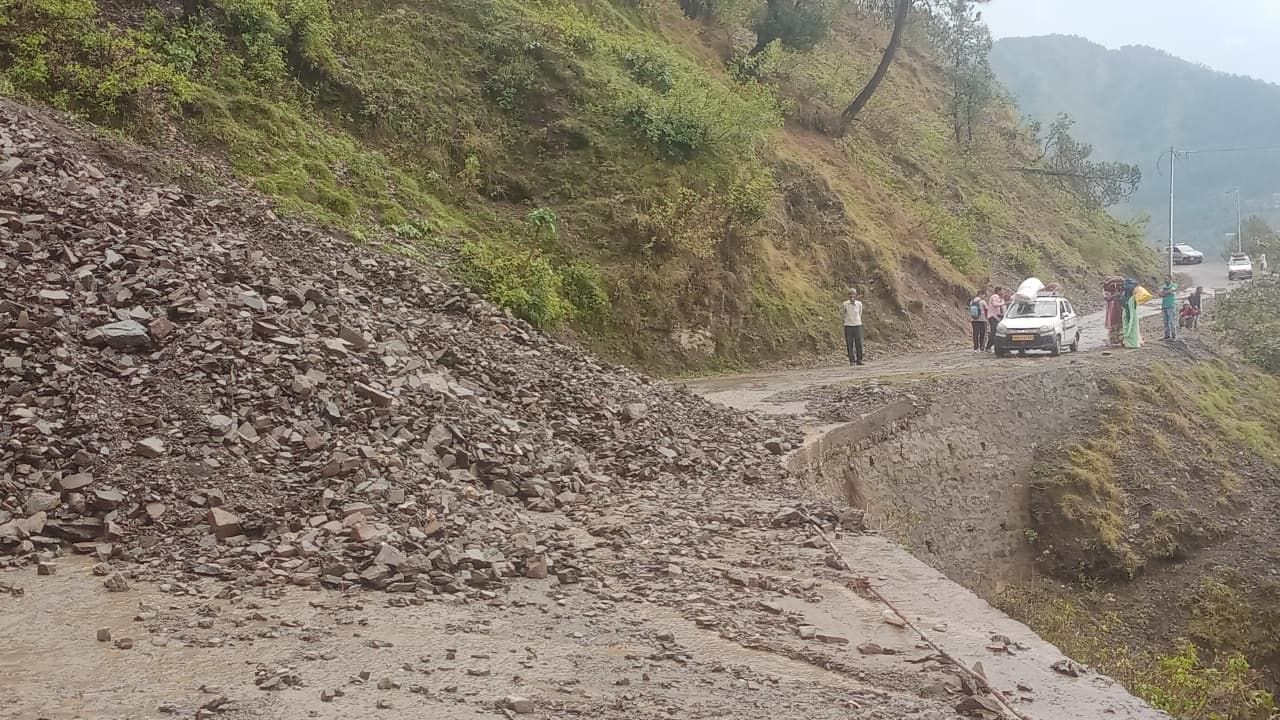 बाराकोट क्षेत्र में हुई भारी बारिश से गल्लागांव-देवलीमांफी मोटर मार्ग में आया मलबा। स्रोत: ग्रा