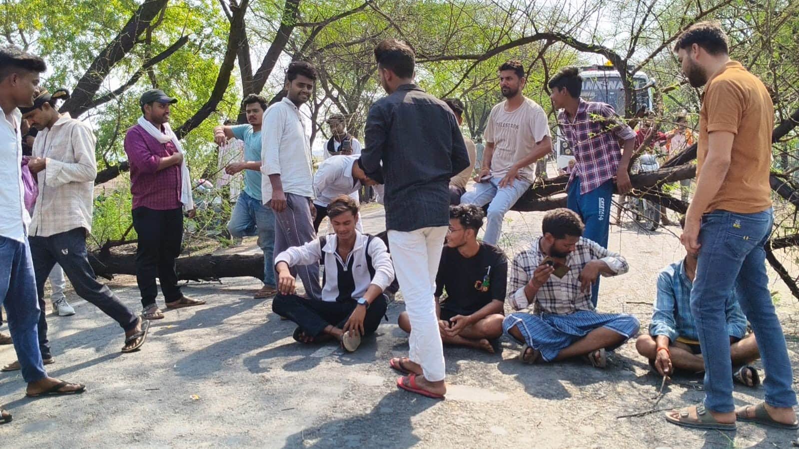 बांदा-बबेरू मार्ग पर पेड़ डालकर जाम लगाए ग्रामीण। संवाद