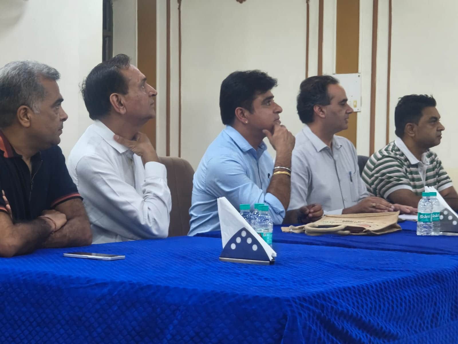 बैठक में पीपीटी देखते औद्योगिक संगठनों के पदाधिकारी और आरओ भूपेंद्र चहल। स्रोत : सोशल मीडिया