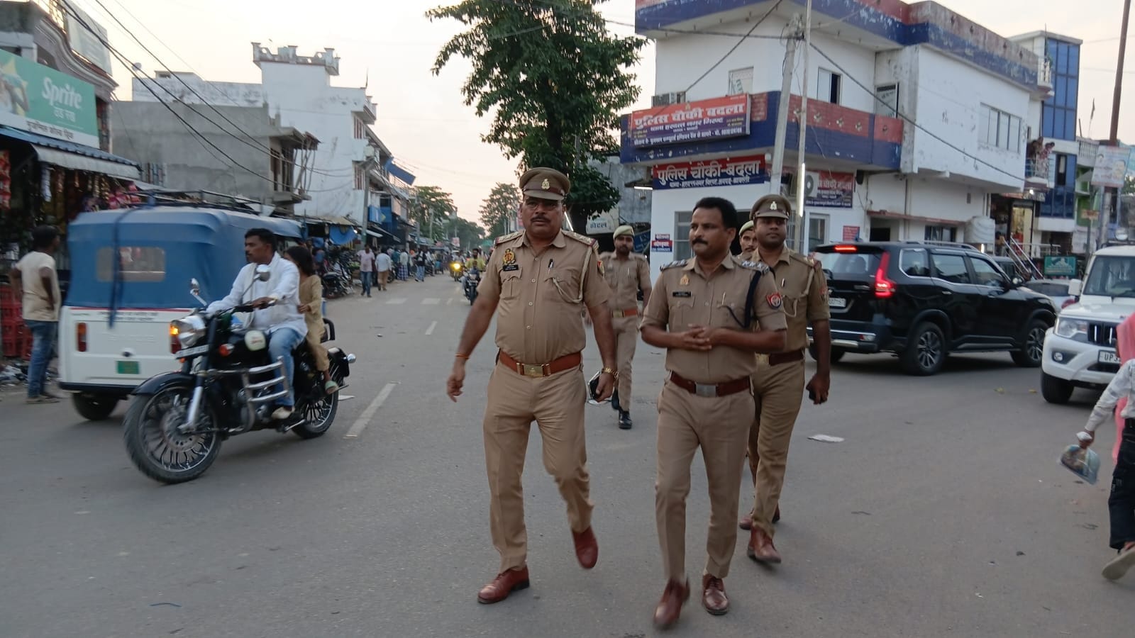 बदला चौराहे पर गश्त करते सीओ भिनगा भरत पासवान।