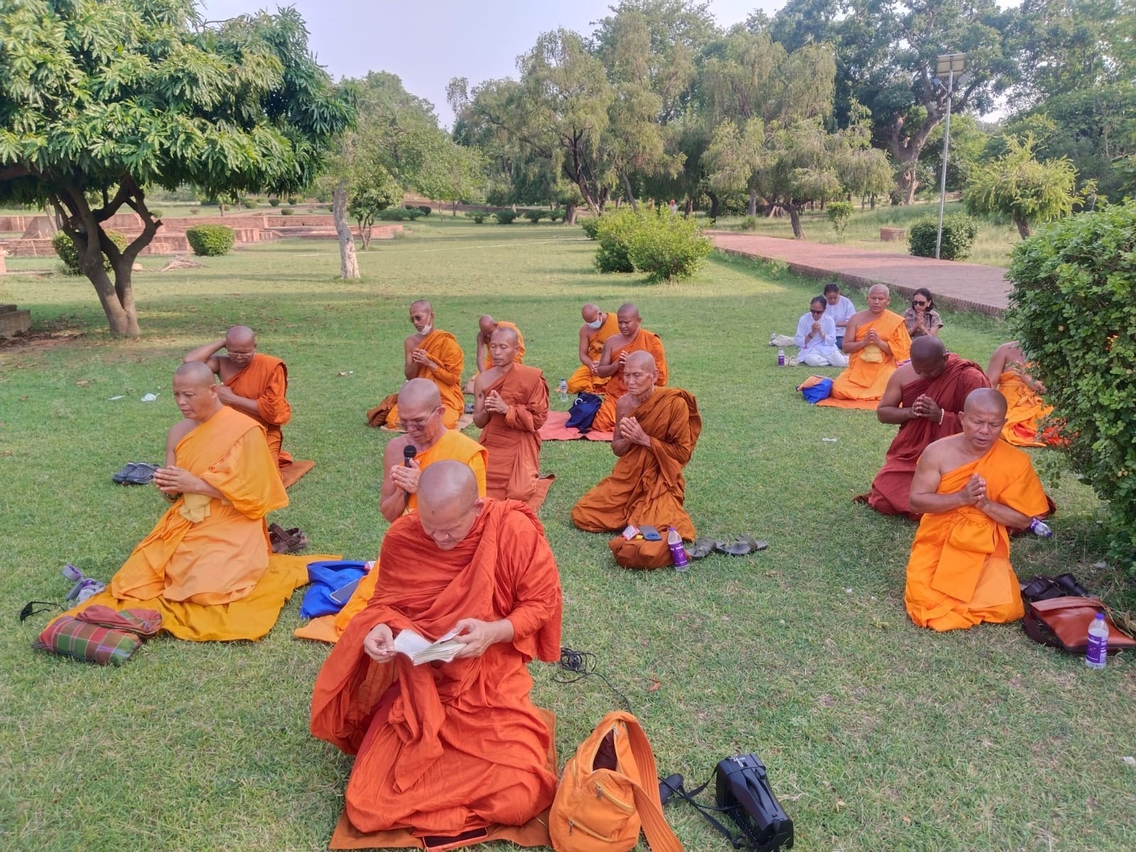 बौद्ध तपोस्थली श्रावस्ती में दर्शन-पूजन करते थाईलैंड के अनुयायी।