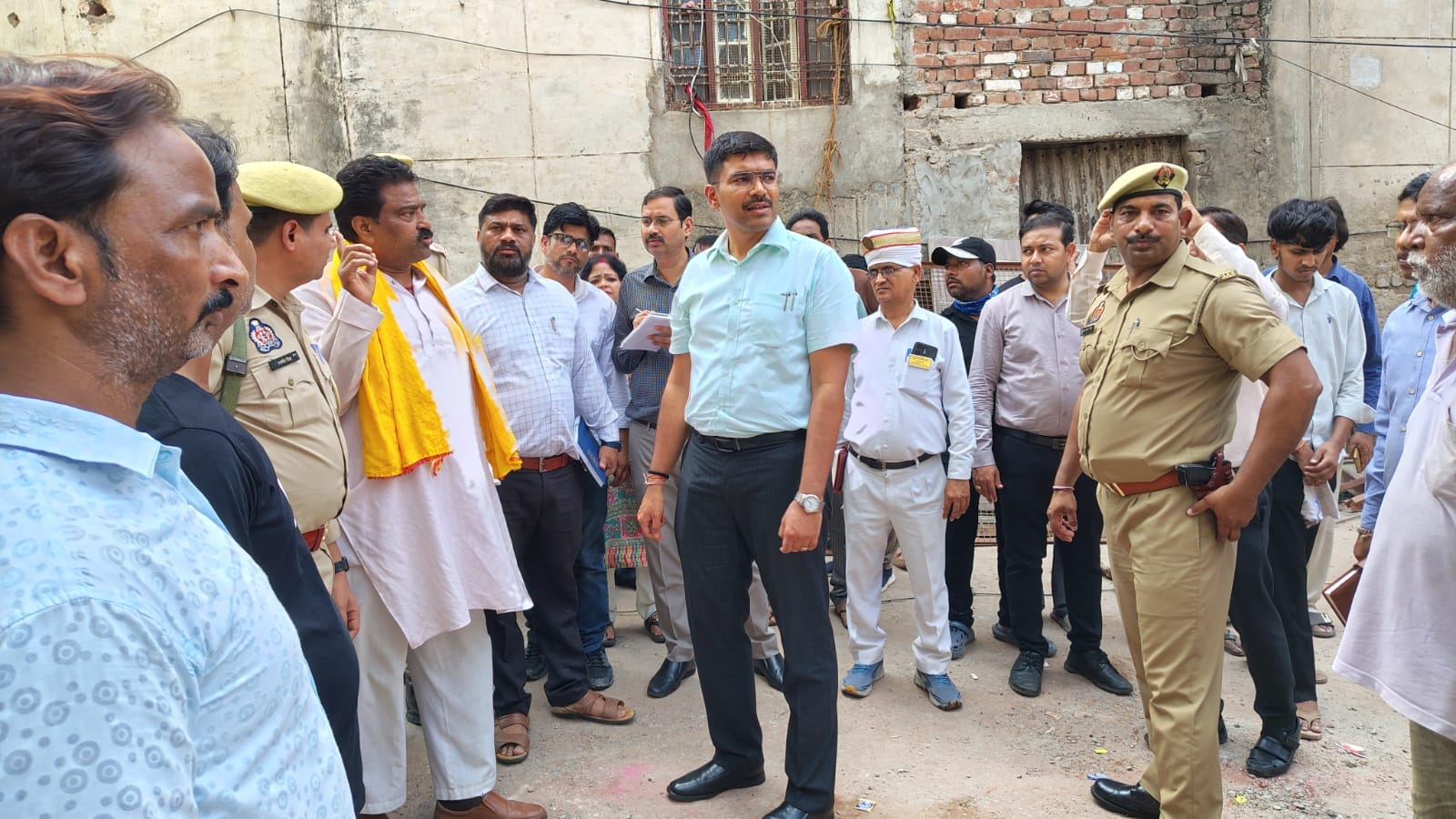 जिलाधिकारी मनीष बंसल