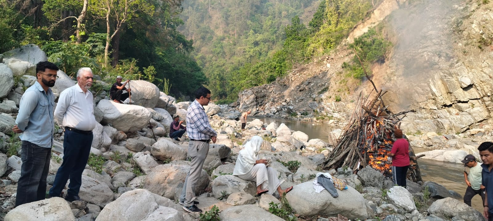 चंपावत के बडोली गांव के स्थानीय शमशान घाट पर मृतक चालक की अंत्येष्टि की गई। स्रोत : ग्रामीण