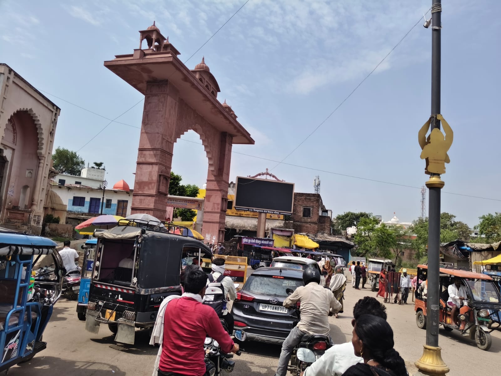 The road from Ramghat to Kamtanath is closed, devotees are taking an additional 6-7 km detour.