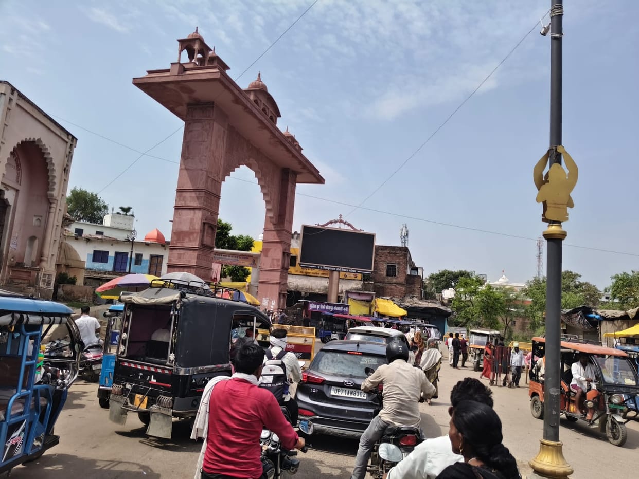 The road from Ramghat to Kamtanath is closed, devotees are taking an additional 6-7 km detour.