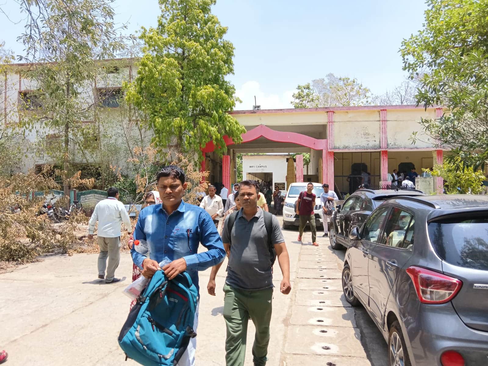 फोटो - 07 पंडित जवाहर लाल नेहरू महाविद्यालय से परीक्षा देकर निकलते परीक्षार्थी। संवाद