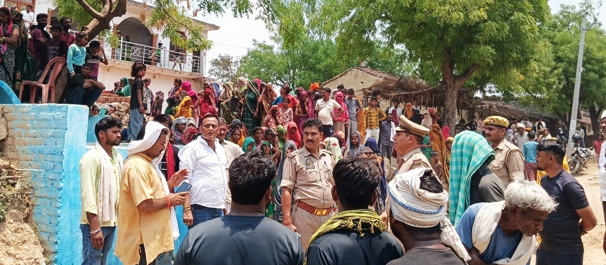 फोटो 19-हंगामा करती महिलाओं को समझाती पुलिस। संवाद