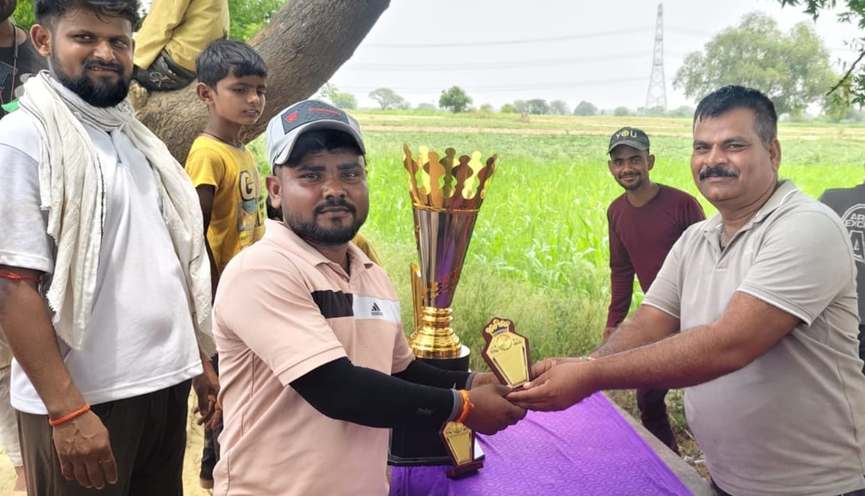 Badahar Garibe Baba XI defeated Holapur by three wickets.