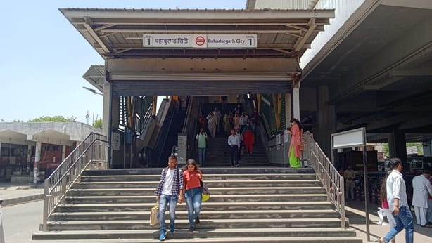 फोटो-56: बहादुरगढ़ सिटी मेट्रो स्टेशन से बाहर निकलते यात्री। फाइल फोटो