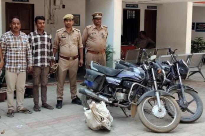 गिलौला पुलिस द्वारा पकड़े गए चोर व बरामद बाइक।