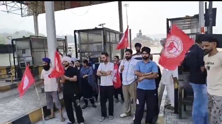 Uproar at Garamod toll plaza on Kiratpur-Nerchowk four lane