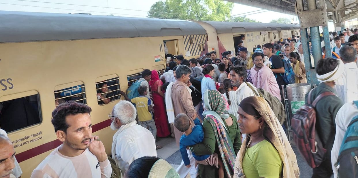 As soon as the summer vacations began, the number of passengers on trains increased.