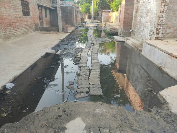गांधीनगर गंदगी से पटी नाली और सड़क पर भरा पानी। संवाद