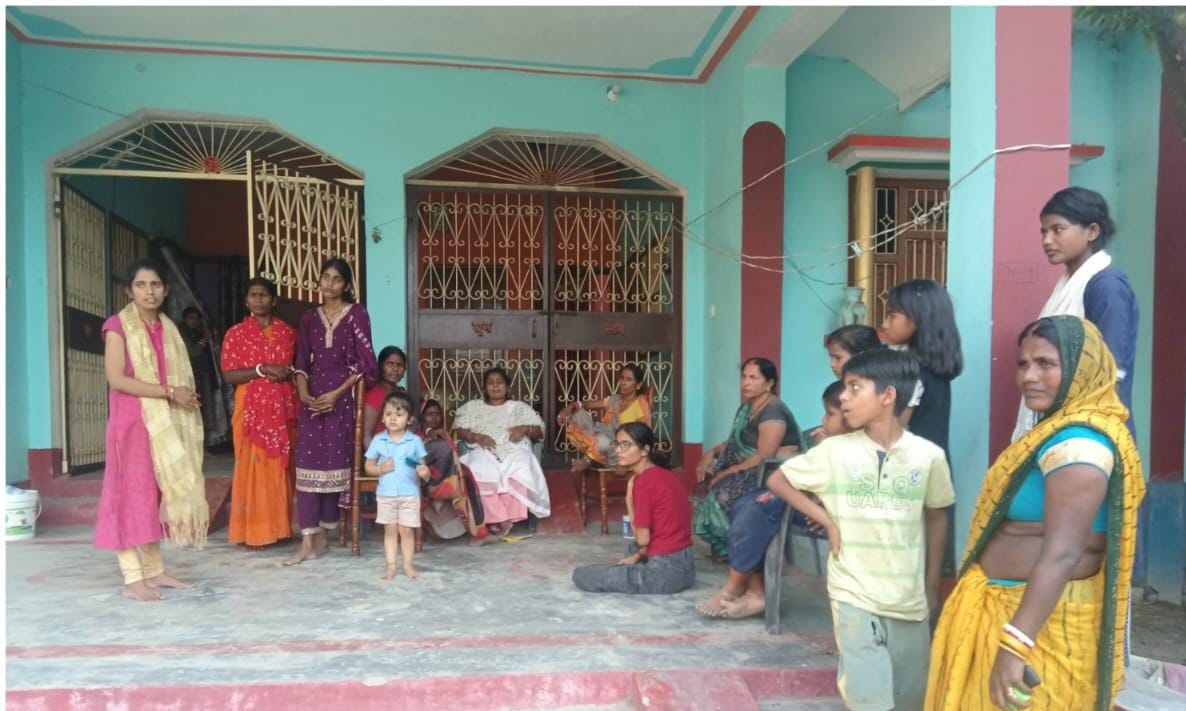 घर पर शोकाकुल परिवार